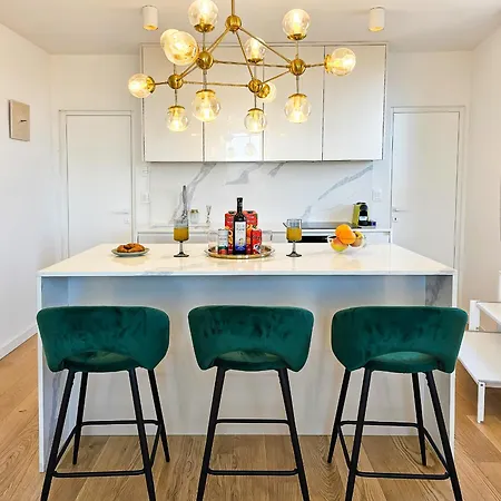 1bdr With Balcony At Prime Location Lägenhet *