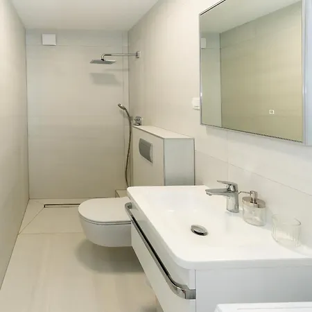 1bdr With Balcony At Prime Location Apartamento Split
