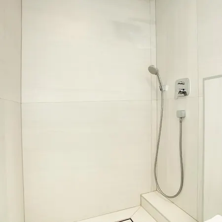 1Bdr Apartment With Balcony At Prime Location