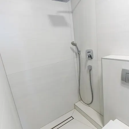 דירה 1bdr With Balcony At Prime Location *