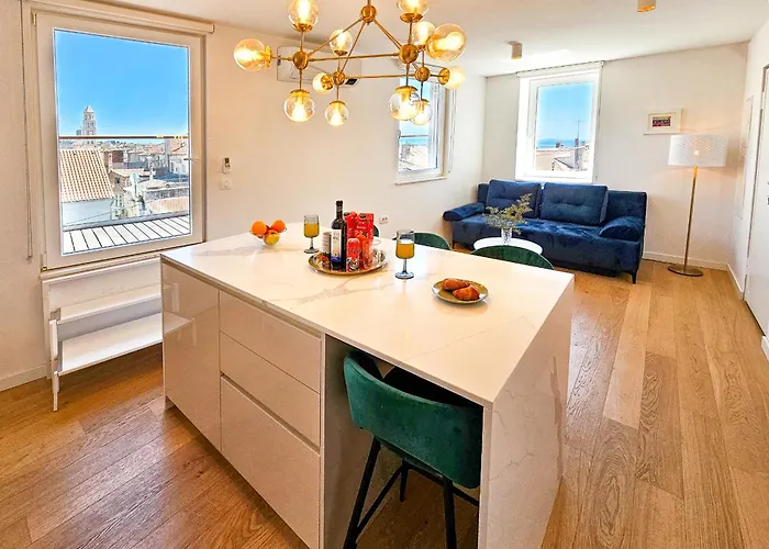 1bdr With Balcony At Prime Location * Split