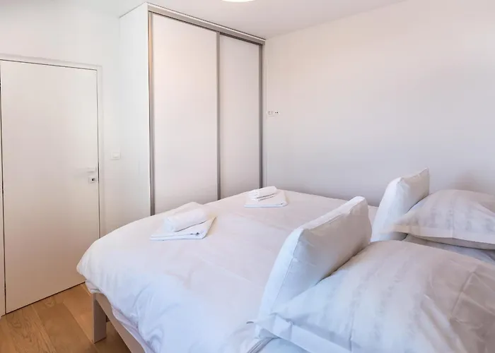 1bdr With Balcony At Prime Location * Split