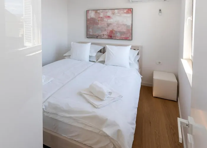 Daire 1bdr With Balcony At Prime Location *